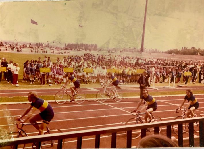 Inauguration du Stade de Guentrange le 26 mai 1973 Tous les clubs de Thionville présents dont le CST (photo) avec Patrick Mourier (au fond avec vélo blc)
